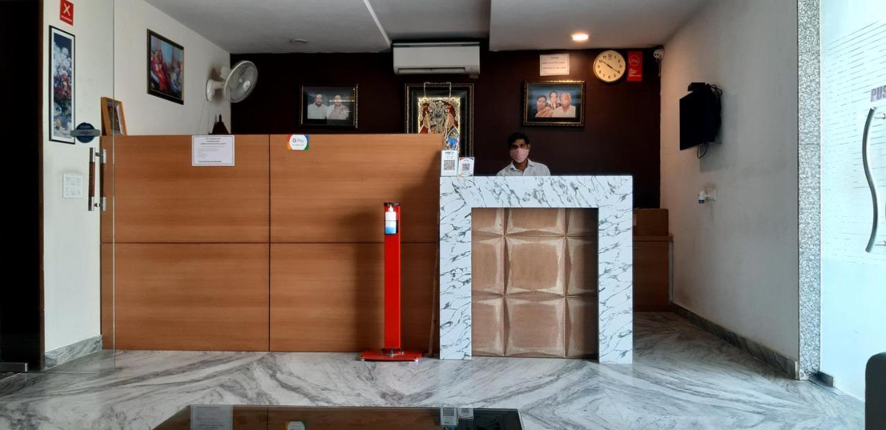 Hotel SKD FULLY VACCINATED STAFF Vrindāvan Exterior foto