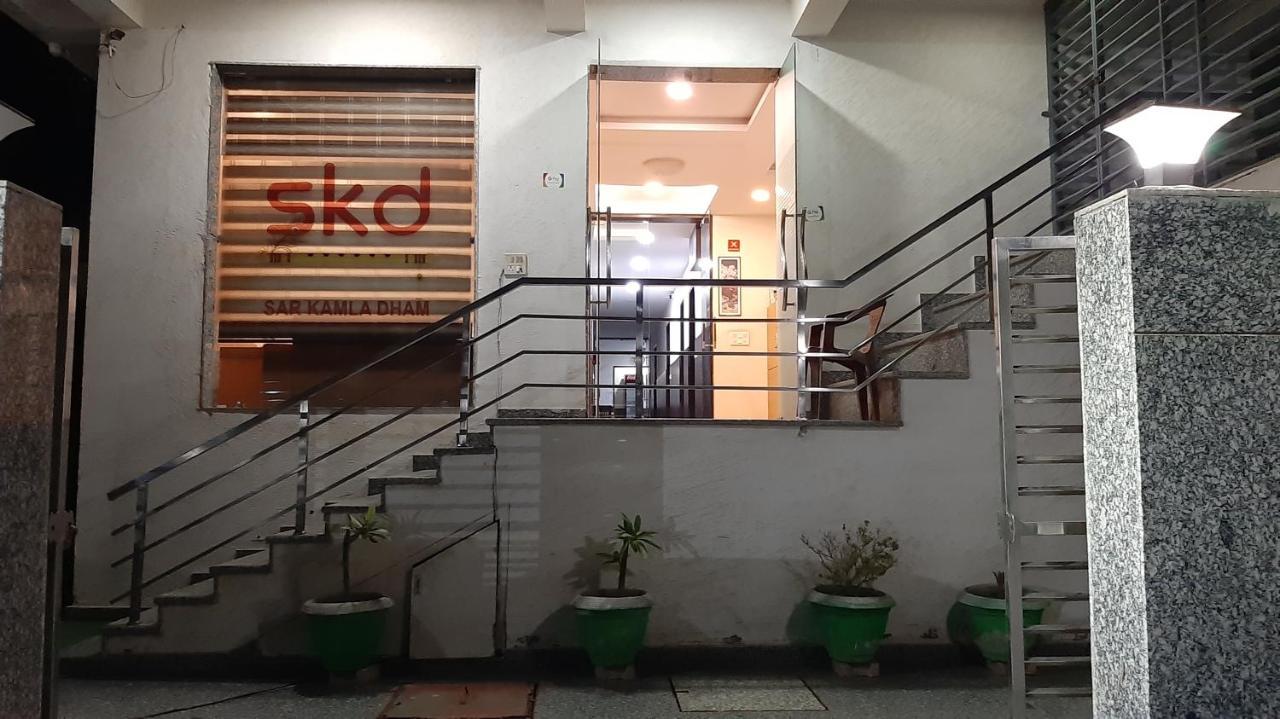 Hotel SKD FULLY VACCINATED STAFF Vrindāvan Exterior foto
