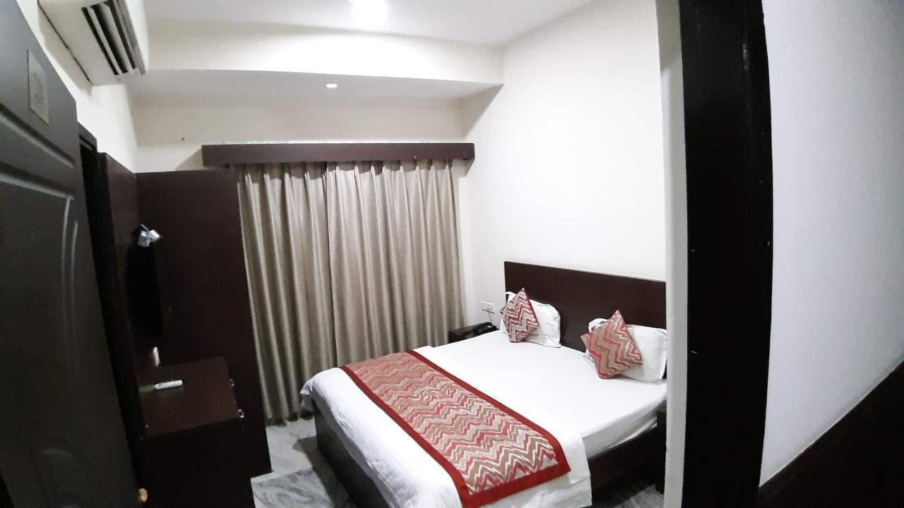 Hotel SKD FULLY VACCINATED STAFF Vrindāvan Exterior foto