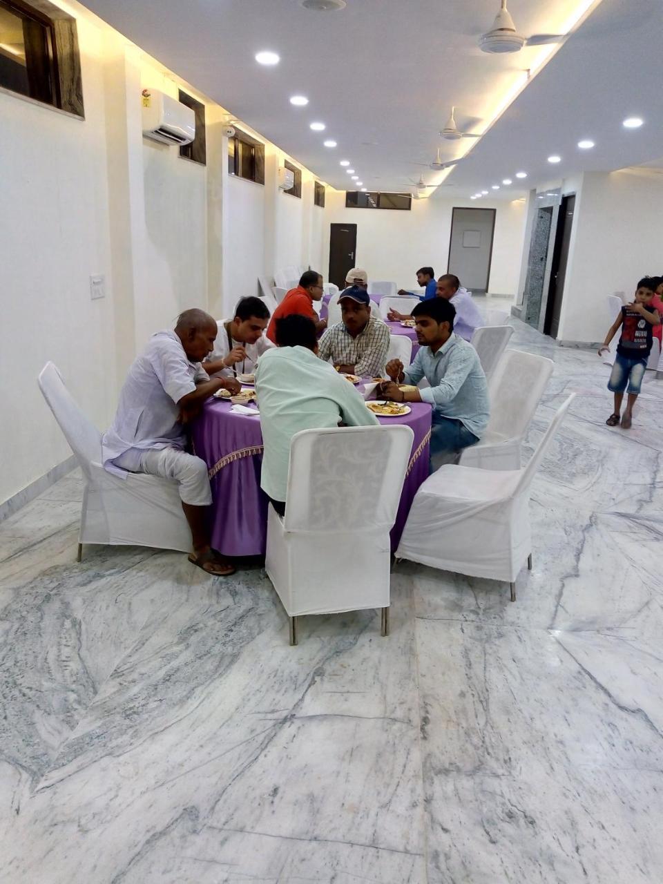 Hotel SKD FULLY VACCINATED STAFF Vrindāvan Exterior foto