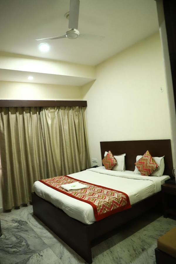 Hotel SKD FULLY VACCINATED STAFF Vrindāvan Exterior foto