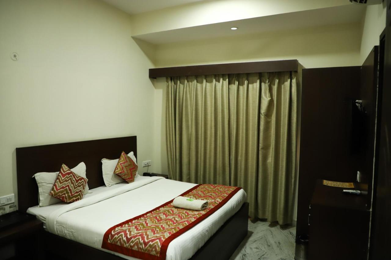 Hotel SKD FULLY VACCINATED STAFF Vrindāvan Exterior foto